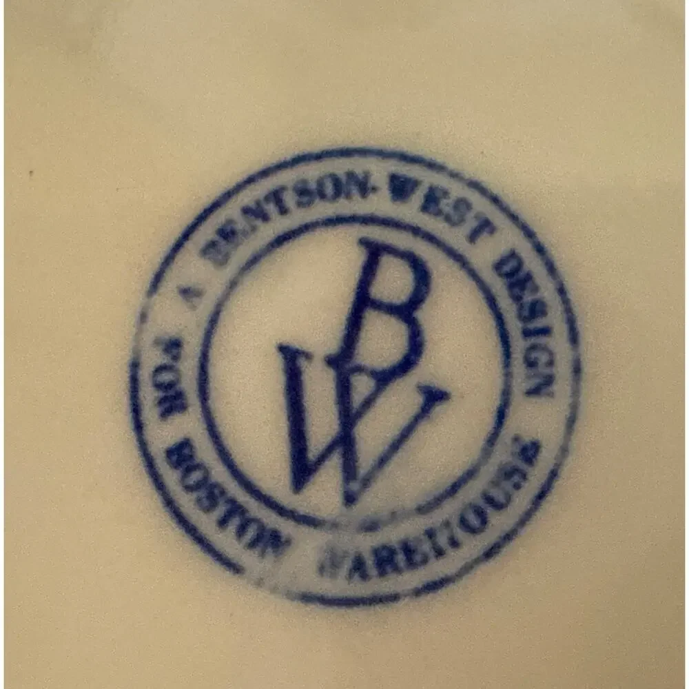 A Bentson West Design Boston Warehouse 5 Inch Ceramic Garlic Keeper- Nice!